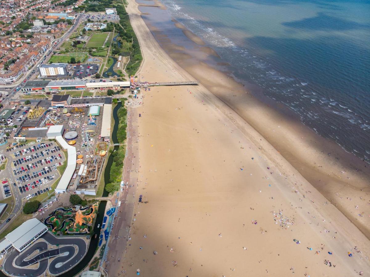 Spacious 8 Berth Caravan At Southview Holiday Park Near Skegness Ref 33018Ml Buitenkant foto