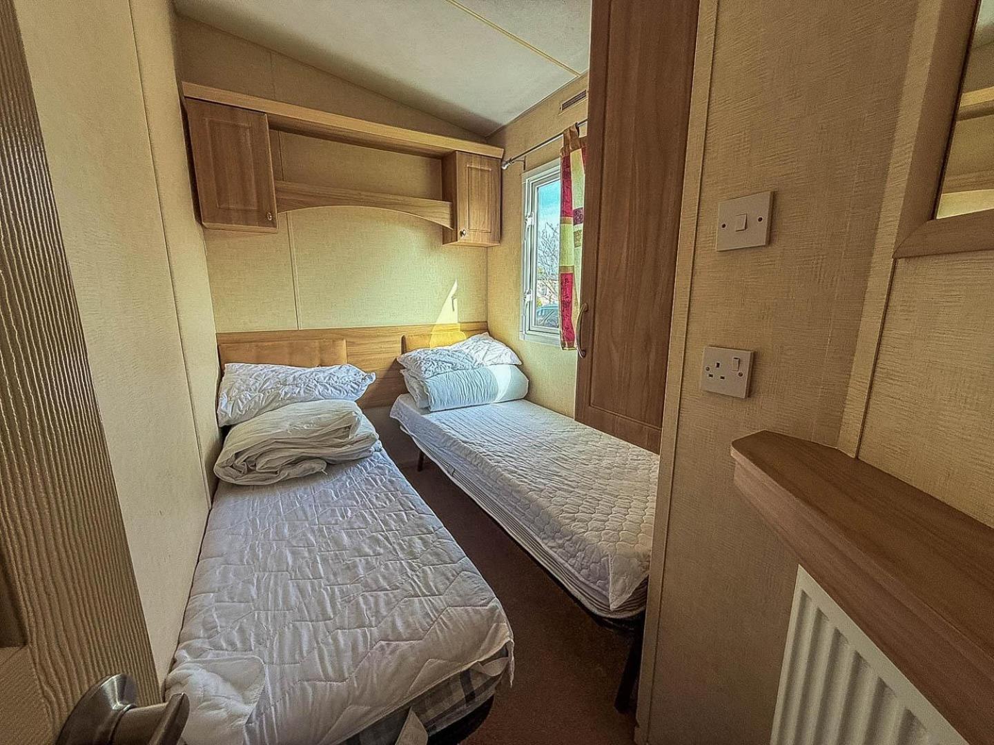 Spacious 8 Berth Caravan At Southview Holiday Park Near Skegness Ref 33018Ml Buitenkant foto