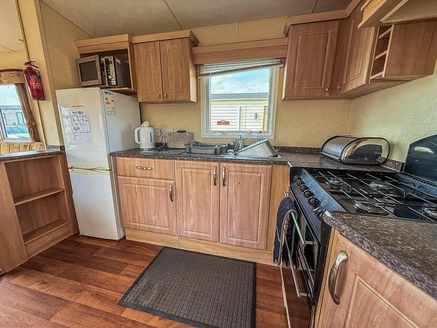 Spacious 8 Berth Caravan At Southview Holiday Park Near Skegness Ref 33018Ml Buitenkant foto