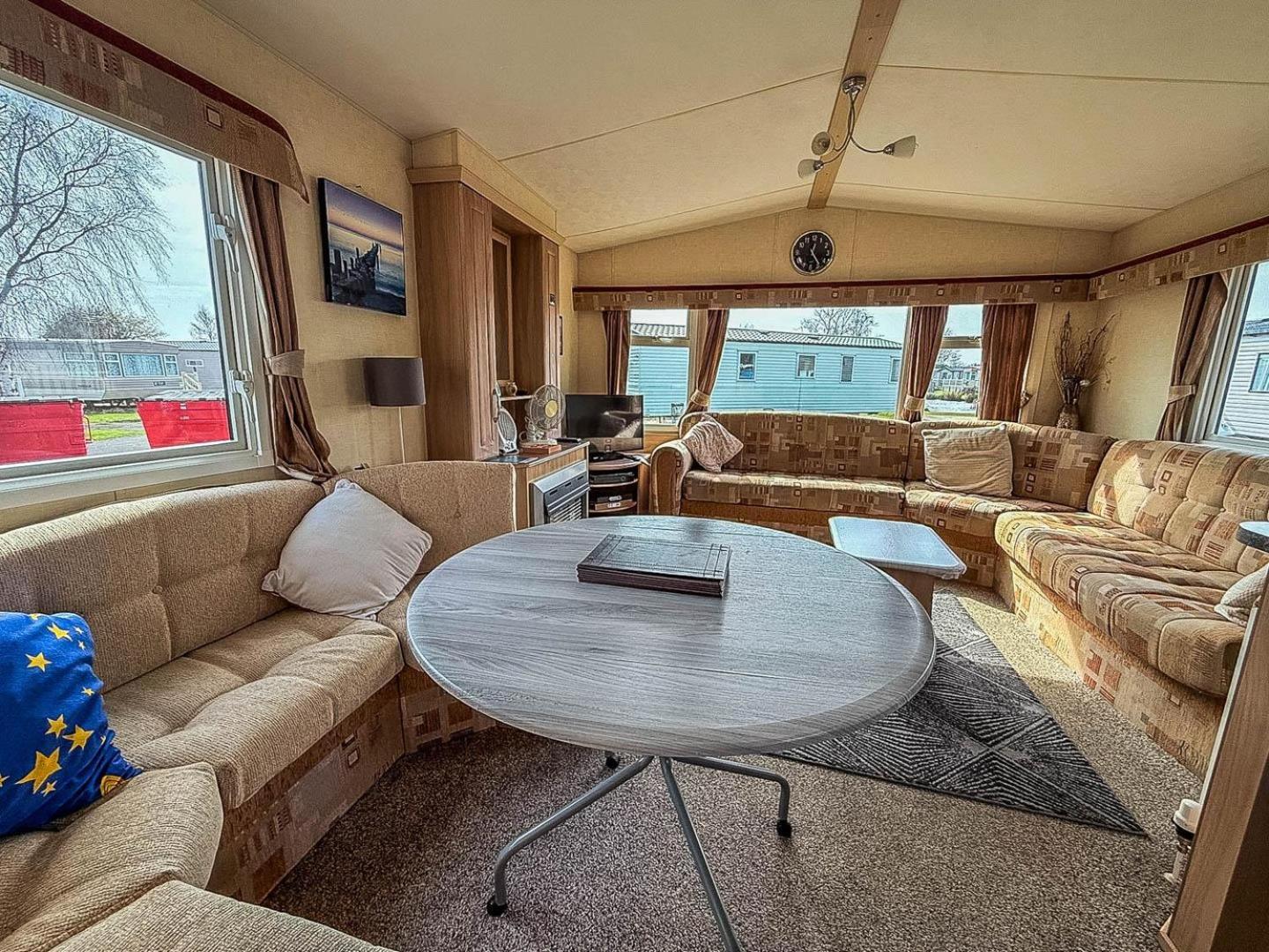 Spacious 8 Berth Caravan At Southview Holiday Park Near Skegness Ref 33018Ml Buitenkant foto