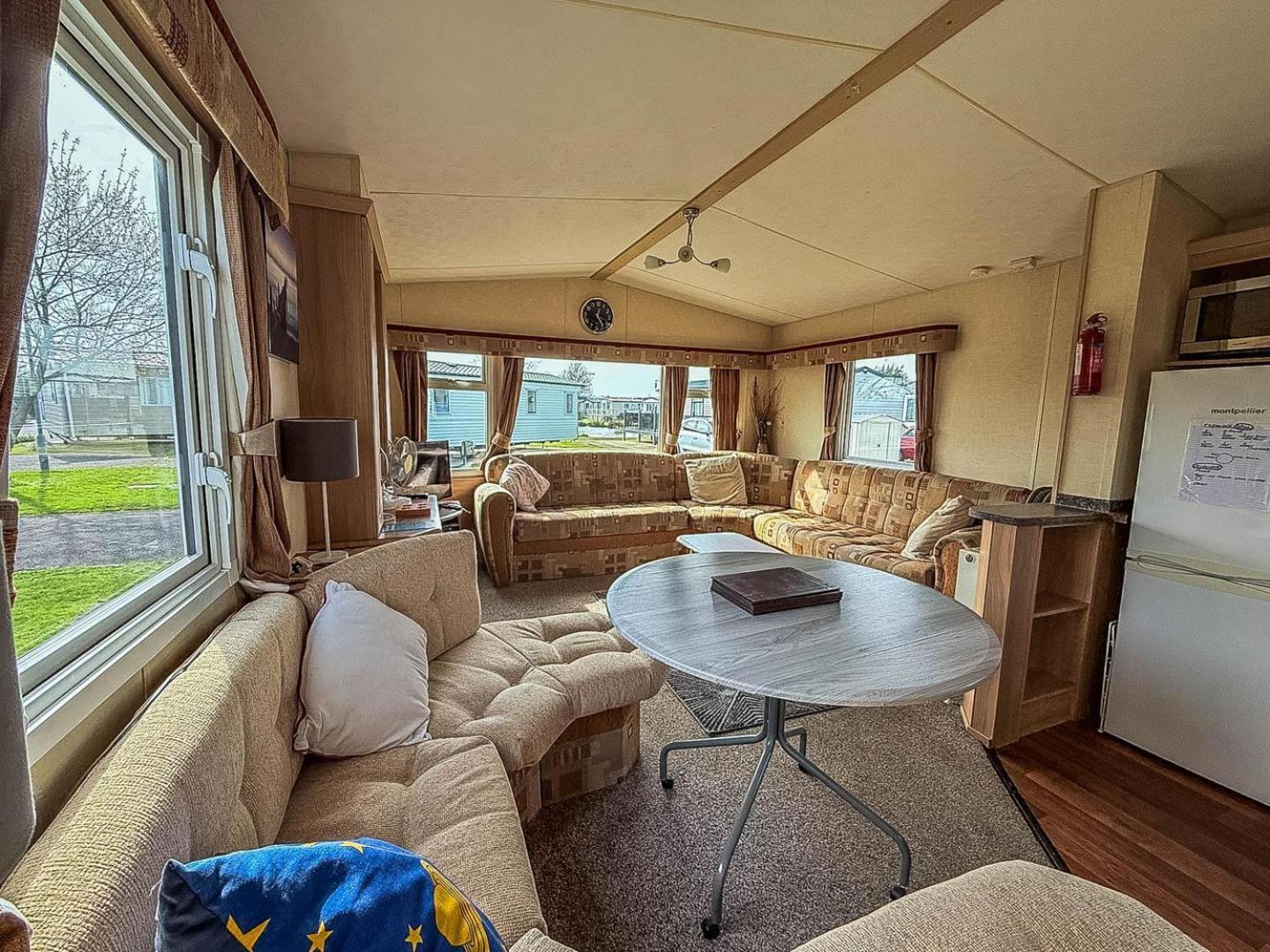 Spacious 8 Berth Caravan At Southview Holiday Park Near Skegness Ref 33018Ml Buitenkant foto